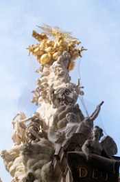 Крупнее: Предвестник барокко «чумной столб»