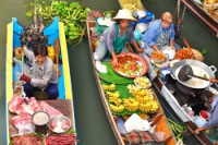 Плавучий рынок в Таиланде